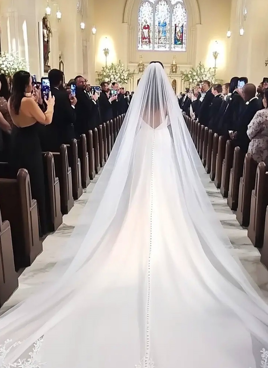 I Noticed Something Odd About the Bride at My Best Friend’s Wedding – When I Lifted Her Dress, Everyone Was Left in Shock